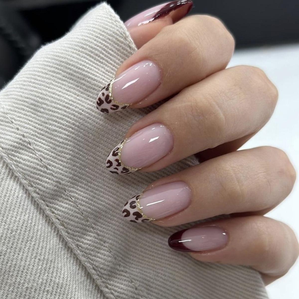 

Leopard Print Gold-Thread French Edge Coffe-Colored Wearable Nails for Autumn/Winter