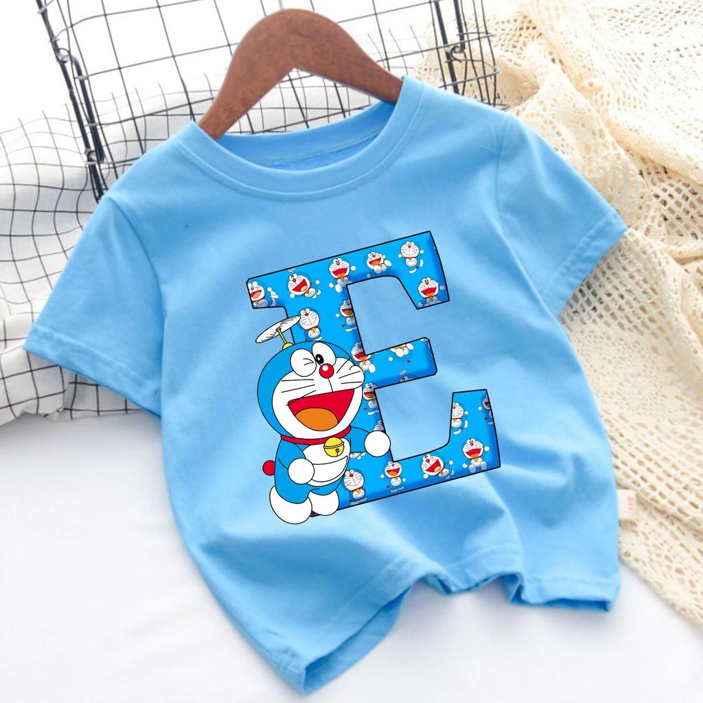 Doraemon Neues T-Shirt für Kinder Blau Buchstabe A-Z Tee Top Kawaii Cartoon Rundhals Kleidung Mode Kinder Anime Kleidung Geschenk