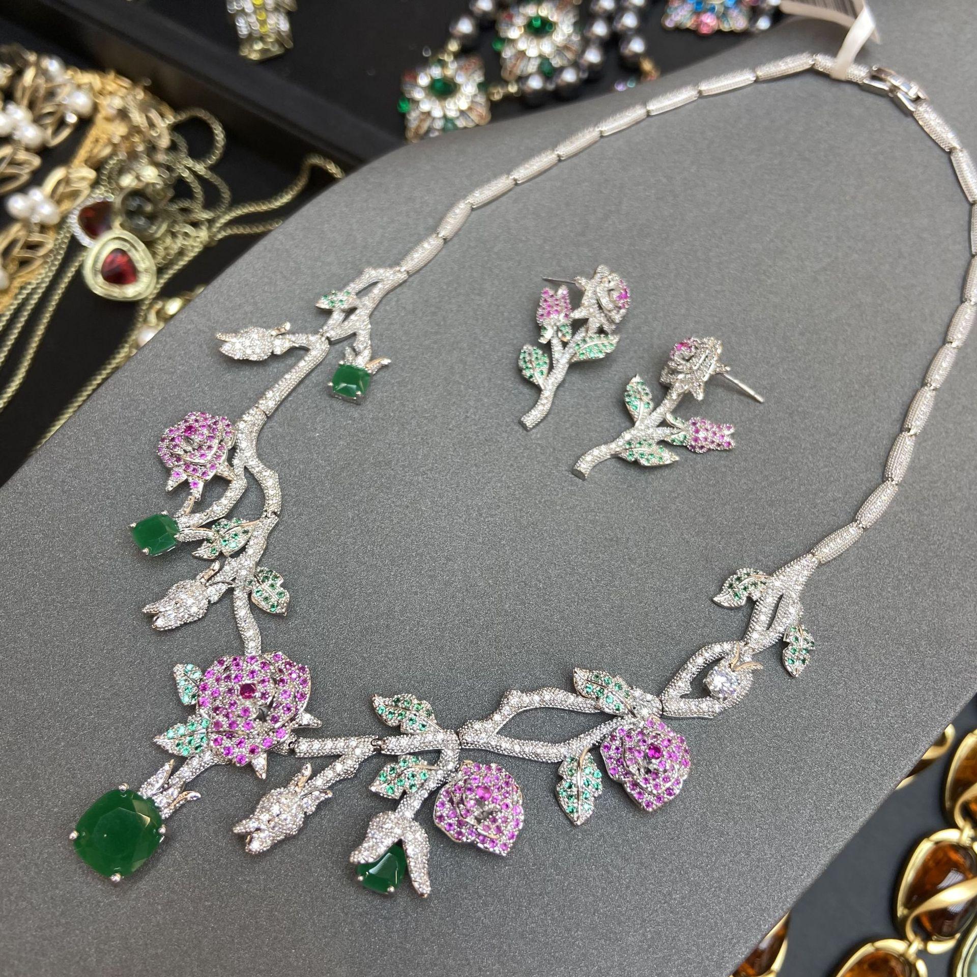 

Осенне-зимний высококлассный темпераментный набор: серьги-пусеты с цветком и ожерелье с камелией, полностью инкрустированные бриллиантами и хлопковым изумрудом для женщин