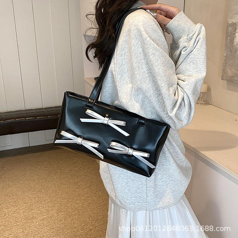 

Сумка-багет в иностранном стиле, маленькая сумка под мышкой, 2025, новый модный нишевый дизайн, маленькая квадратная сумка на одном плече, простая сумка для поездок на работу чёрный