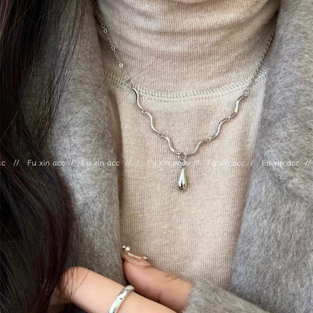 Retro Wavy Water Drop Necklace: Euro-American Style, Neutral, Gold & Silver Sweater Chain.