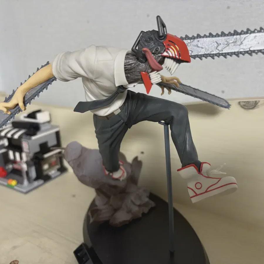 

Фигурка человека с бензопилой