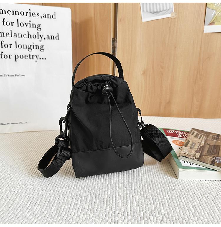 

Tide brand messenger bag, men s and women s outdoor sports, girls drawstring, bundle, color matching, one-shoulder small bucket backpack. чорний