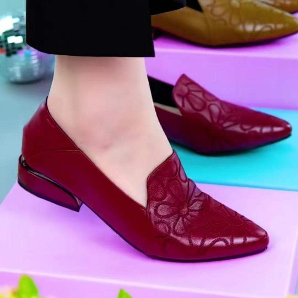 Internet celebrities popular soft leather low heel spring and autumn embroidered single shoes women's deep mouth pointed heel fashion versatile mi