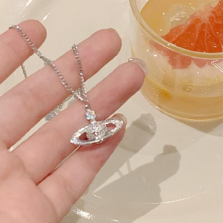 Einzigartige Planetenkette Funkelnde Anhängerkette Charm-Halskette Legierungstextur Halsschmuck Perfekt, um Liebe auszudrücken