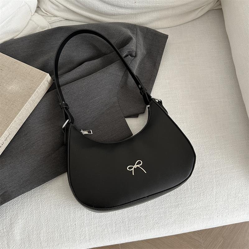 Highend underarm bag women's autumn new fashion versatile shoulder bag niche design baguette handbag
