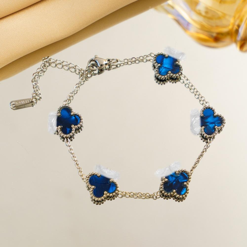 Gradient Four-leaf Clover Bracelet A Luxurious and Sophisticated Women's Fashion Jewelry Accessory A Unique and Stylish Piece of Hand Jewelry