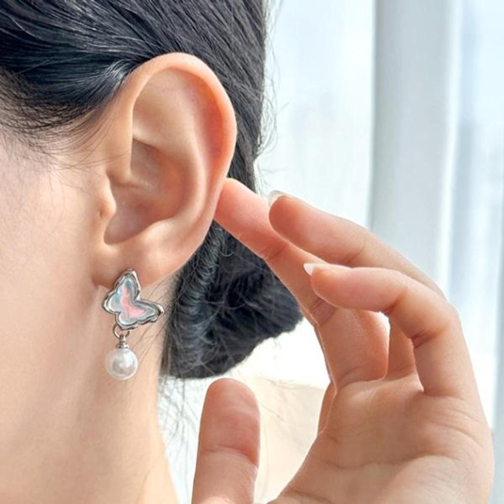 Women's Butterfly Border Pearl Drop Earrings [Silver Needle]