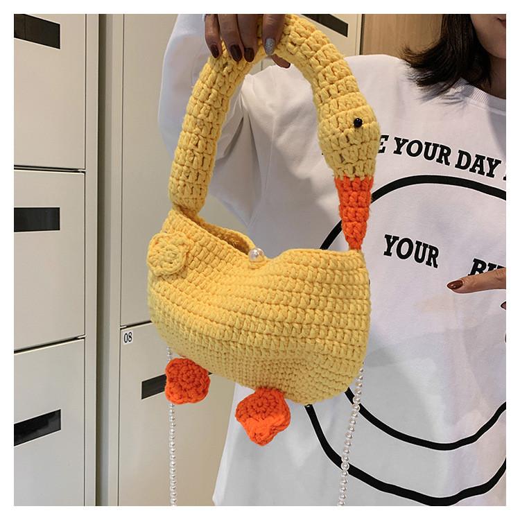 Gestrickte Woll-Handtasche mit Schultergurt in Weiß mit Gänsemotiv für den täglichen Freizeitgebrauch