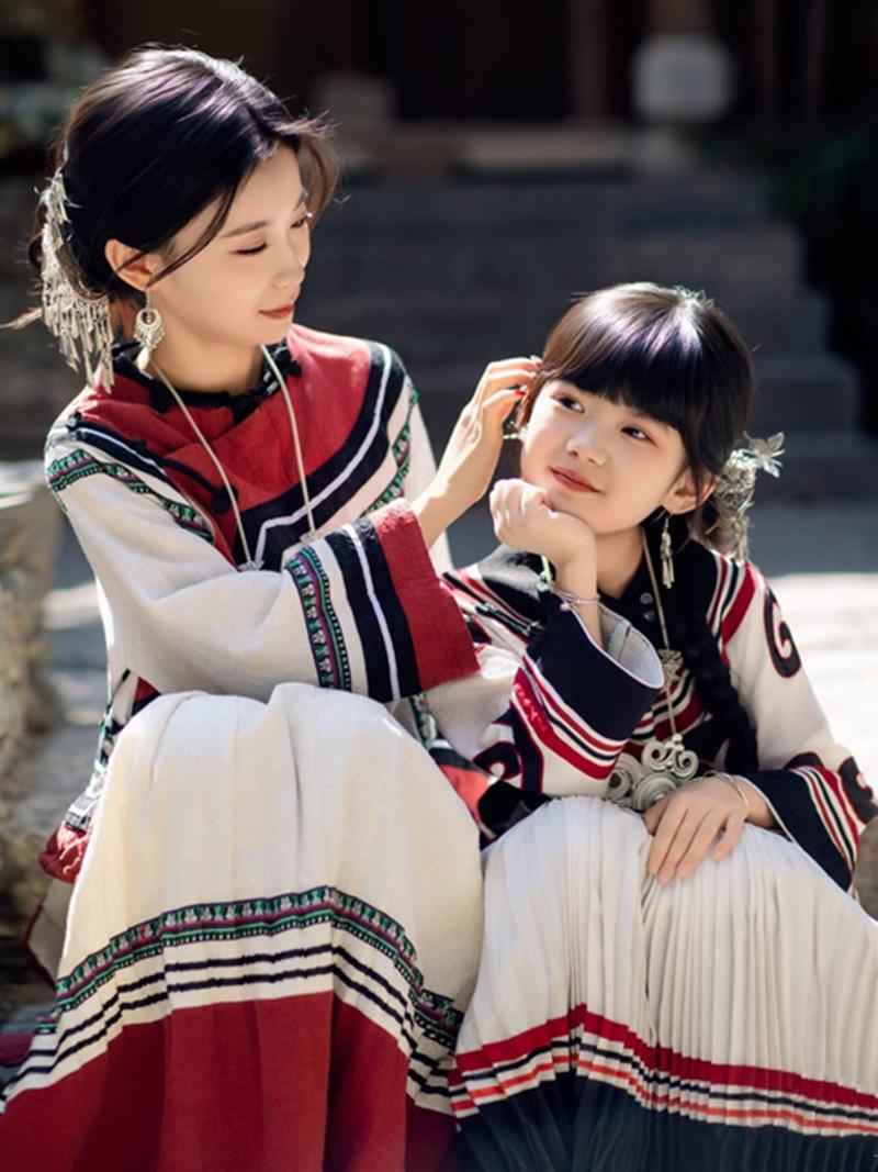 

Yi Ethnic Traditional Children s Retro-Style Performance Outfit One Size