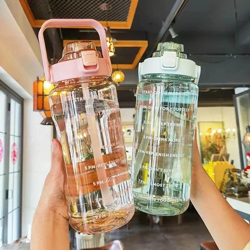 2L Strohhalm-Wasserflasche Große Kapazität Kunststoff-Wasserbecher Tragbare Trinkflasche mit Zeitmarkierung für Outdoor-Sport-Fitness