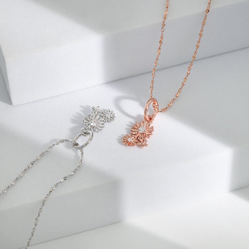 Original design to send mother carnation necklace, diamond-set simple niche Japanese and Korean small daisy necklace