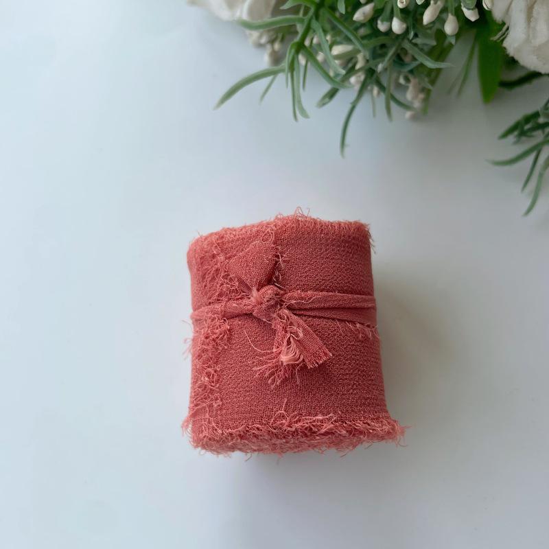 Handgerissenes Chiffonband: Dekorative Girlanden, Haarbänder mit Blumenbindungen und Kuchendekor.