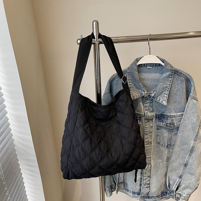 Large capacity tote bag women's 2025 autumn and winter new cotton bag diamond lazy wind tote bag leisure commuter bag