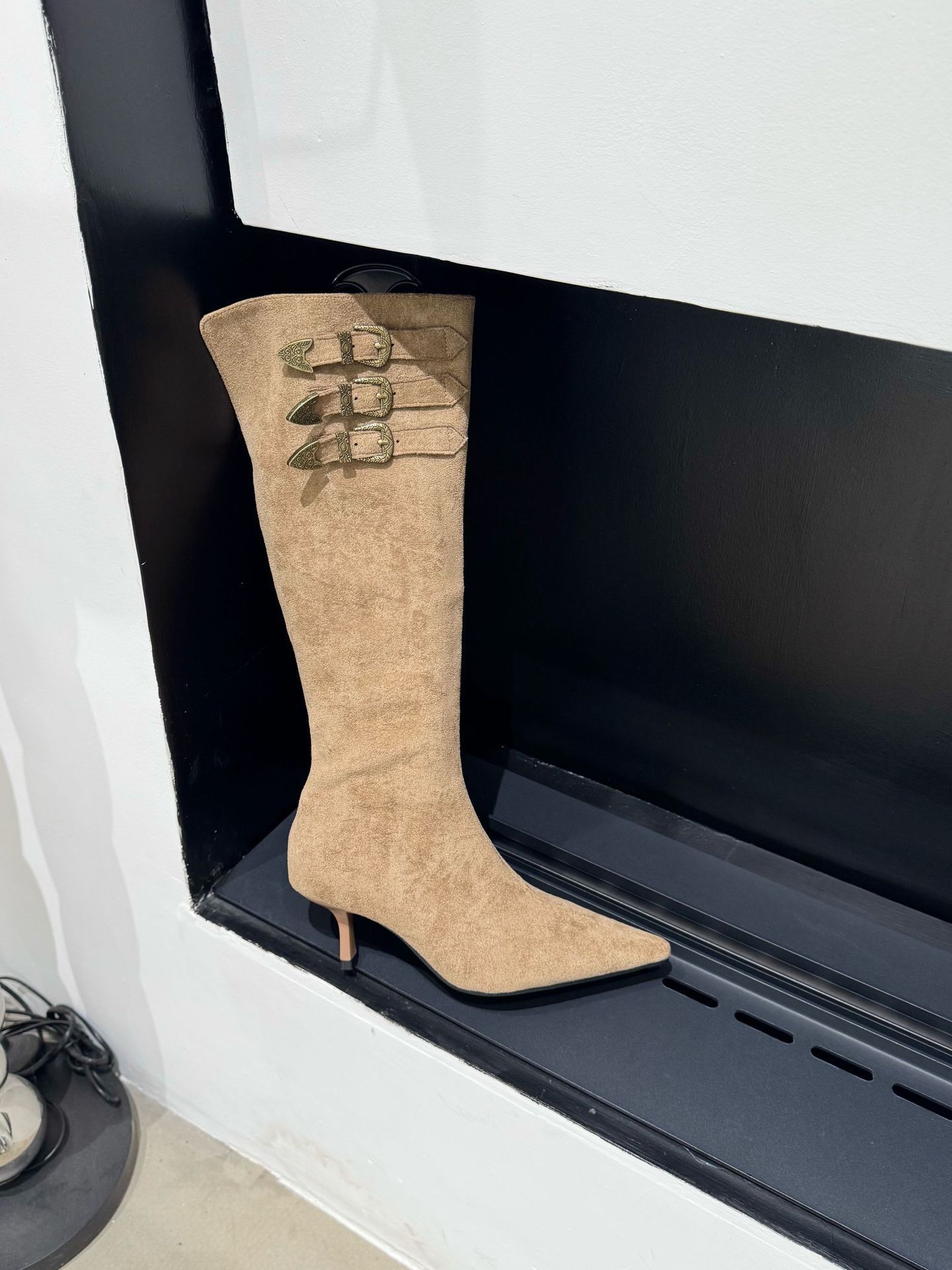 

Spice girls pointed high-heeled boots 2025 new design sense niche Maillard foreign look thin heel Martin boots 39