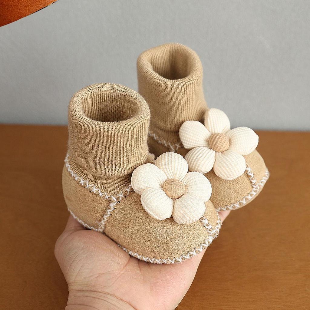 Autumn & Winter Baby Shoes: Unisex Non-Slip, Thick, Warm, Fleece-Lined Socks with Cute Cartoon Designs for 0-12 Months.