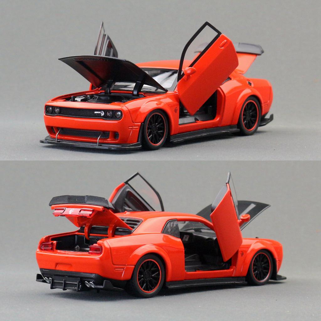 1/32 Scale Dodge Challenger SRT Hellcat Toy Car for Children Super Sport Model Diecast Vehicle Miniature Sound & Light Collection Gift