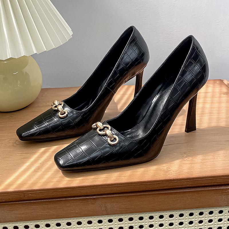 

Черные туфли на высоком каблуке с квадратным носком, женские весенне-осенние новые туфли-лодочки с узором под камень, сексуальные в стиле королевской сестры, на тонком каблуке, с открытым вырезом 40