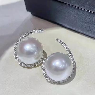 Huitan Temperament Elegante Hängeohrringe Damen Simulierte Perlen Anhänger Accessoires mit Brillanten Zirkonia Anmutiges Geschenk