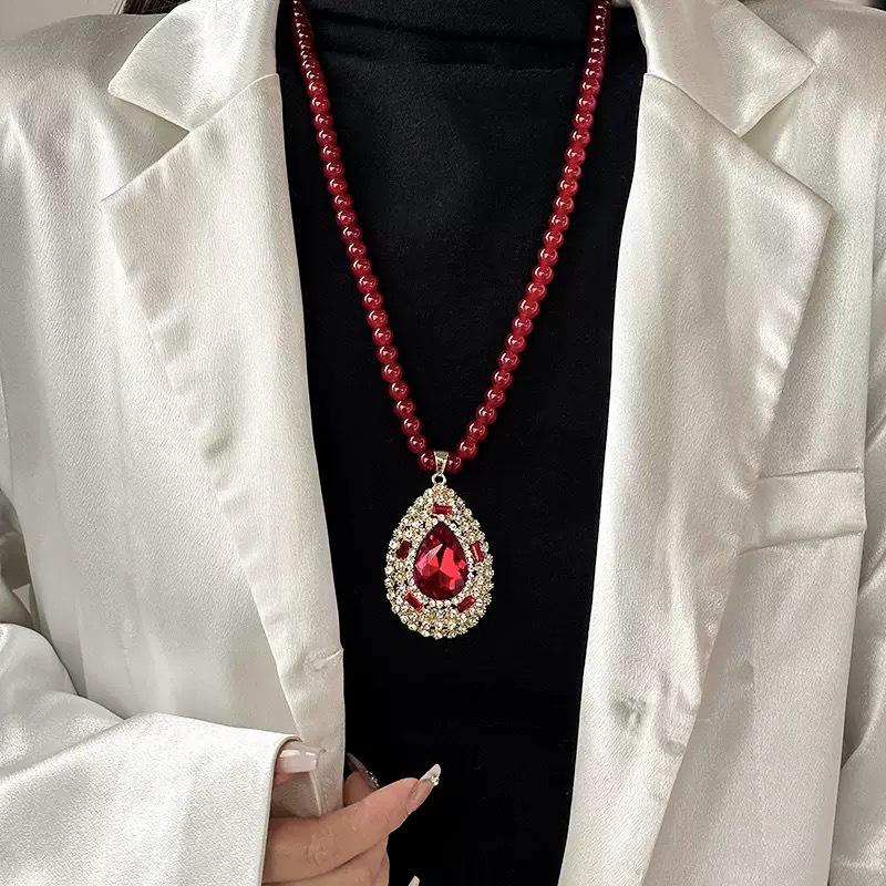 Retro Red Crystal Pendant Necklace: Versatile, High-End Fashion Accessory for Women