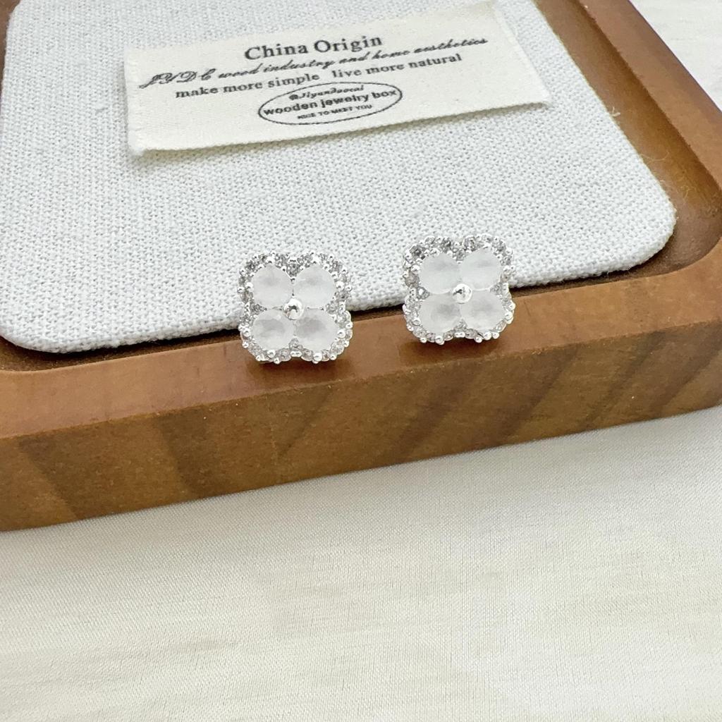 Neue Zirkon-Blumenstecker - Elegant und vielseitig für Damen