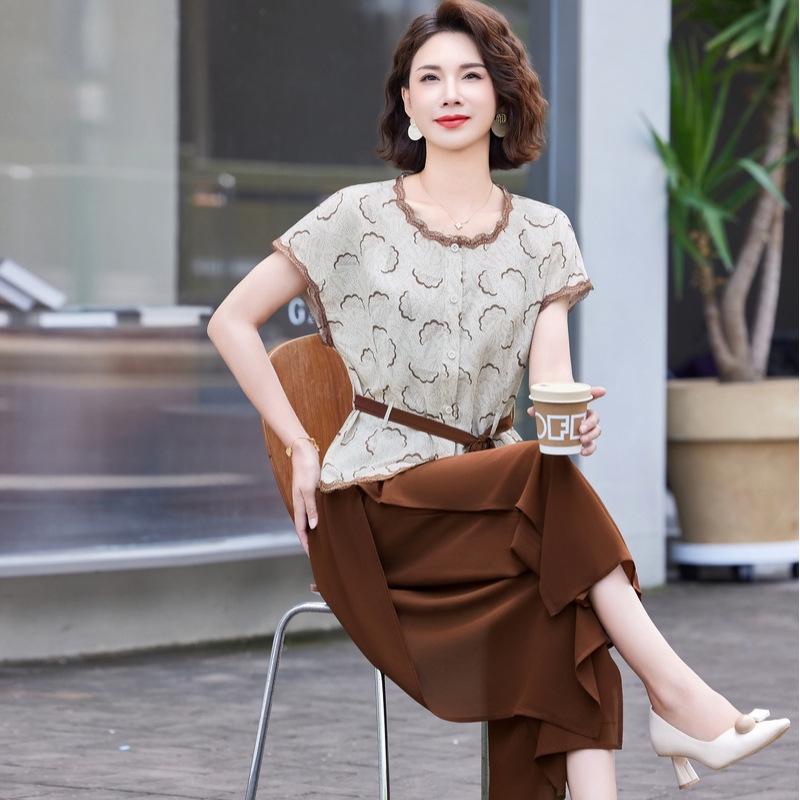 

2026 Elegant Summer Short-Sleeve Two-Piece Set for Mid-Aged Women, Stylish Clothing for Mothers in Their 40s and 50s 3XL [120-135 lbs]