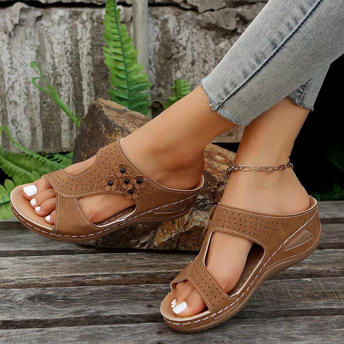 

2024 стильні тапочки римські жіночі туфлі на похилому каблуці з риб ячим ротом, товста підошва великого розміру, туфлі з квітковою порожнистою формою, жіночі сандалі 43 коричневий