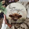 2D Flat, 1pc Print Metal Aluminum Sign, Vintage Wall Sign with Highland Cow & Daisies Design - Rustic "Live Like Someone Left the Gate Open" Quote