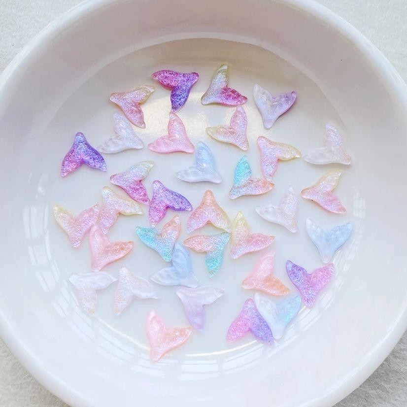 50 Stück Niedliche Mini Bunte Glänzende Fischschwanz Nagelkunst Harz Designer Anhänger DIY Basteln Für Nagel 3D Dekorationen Schmuck