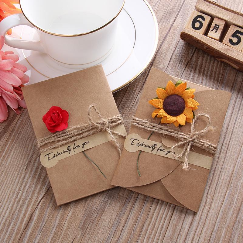 Retro Kraftpapier Grußkarte mit Trockenblumen | DIY Feiertagskarte für Geburtstage, Lehrertag und Weihnachten