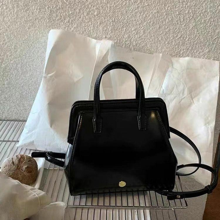 

2025 new Korean autumn and winter new ins women s bag niche retro versatile black backpack trendy handbag