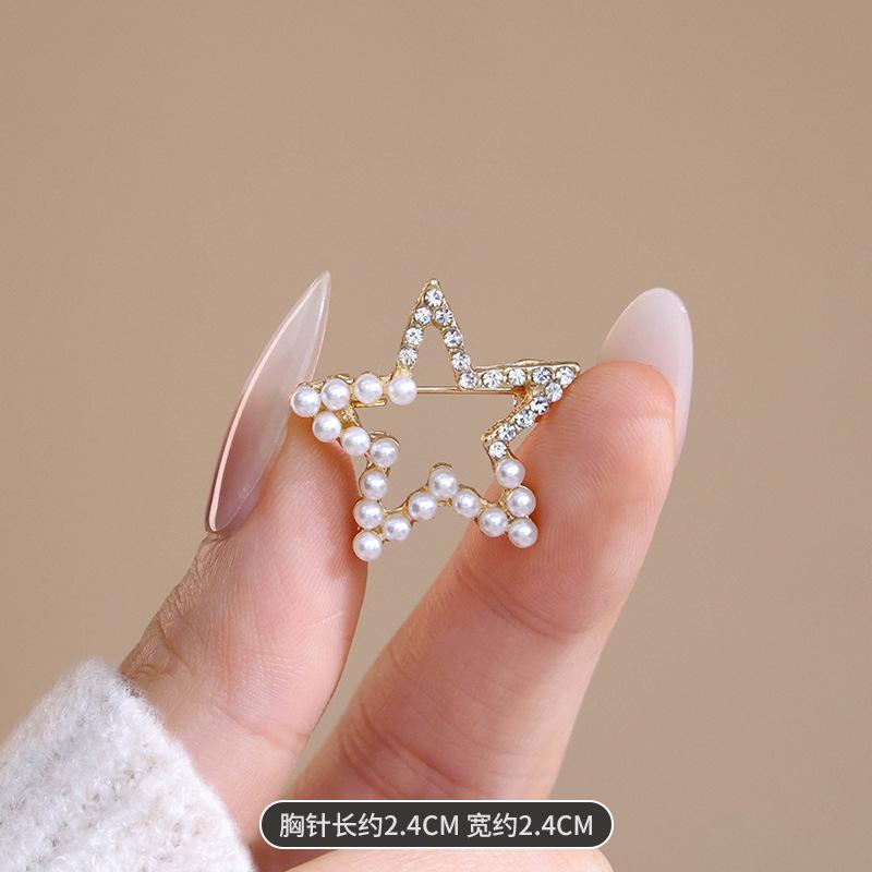 Simple Hollow Pearl Star Brooch, New Cute Corsage Pin, Anti-light Buckle, Cardigan, Suit Accessories Collar Pin.