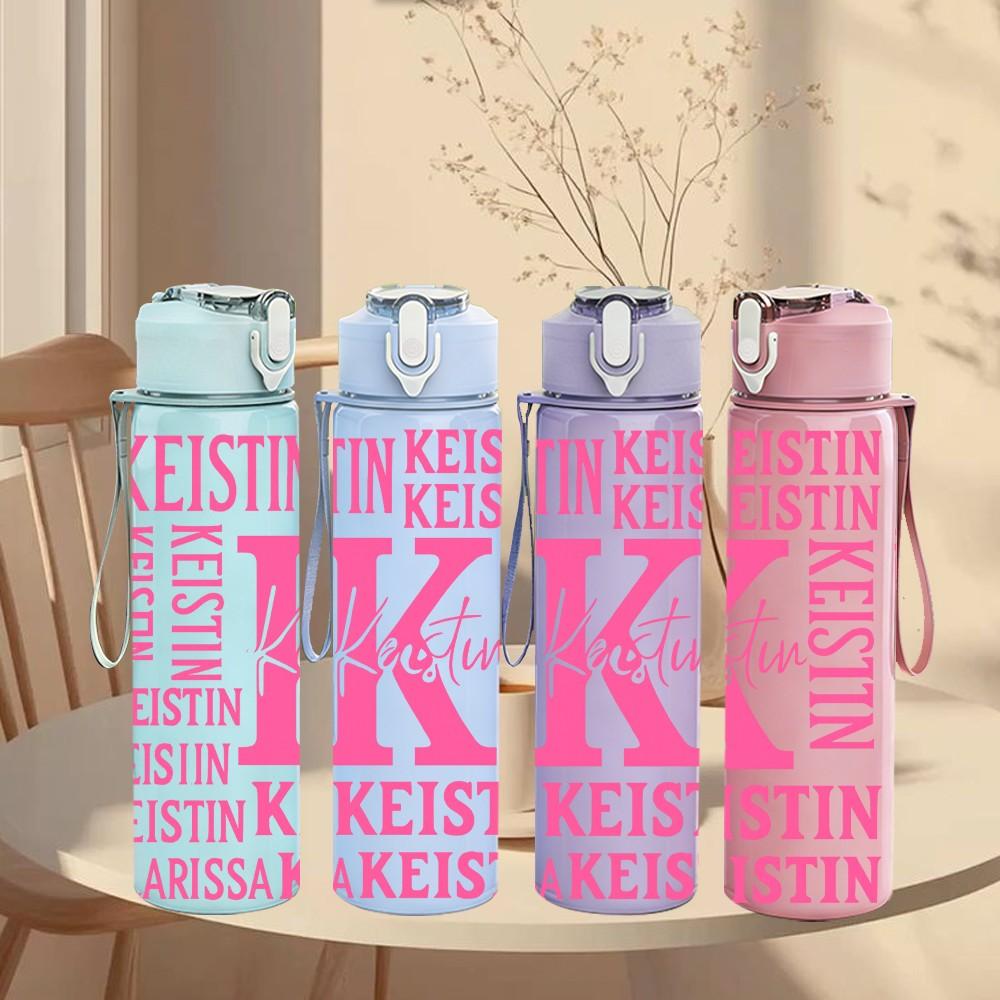 1PC Repeated Name Text Pattern 750ml Color Plastic Sports Water Bottle Leakproof Flip Straw Lid Suitable for Sports Office Home Use