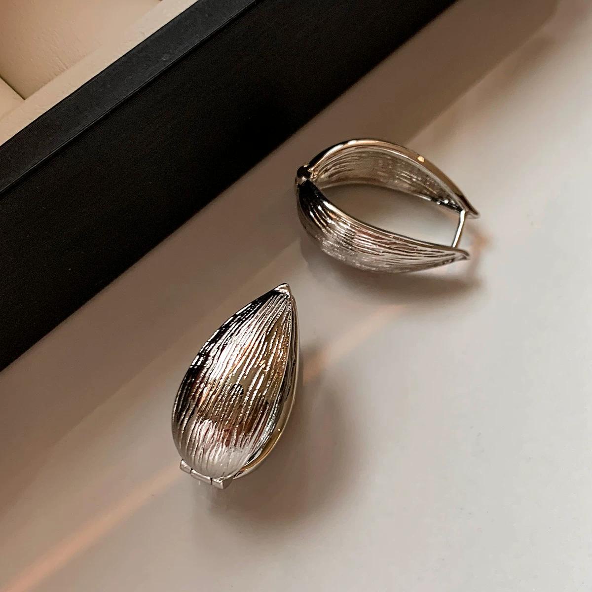 European and American Style Gold Metal Silver U-Shaped Brushed Water Drop Large Earrings for Women 2026 New High-End Light Luxury Earrings серебряный