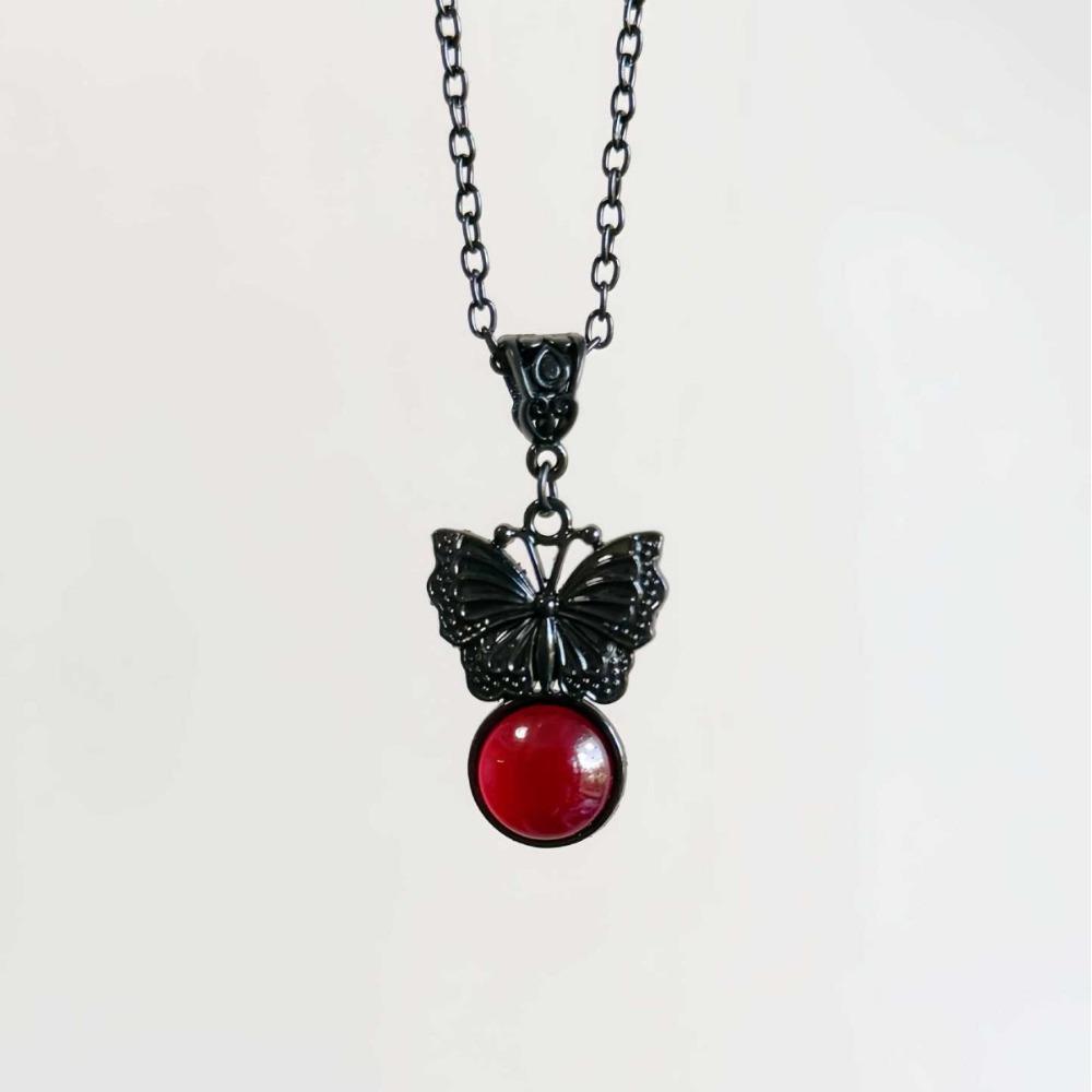 Dunkles Gotisches Temperament Schwarzer Schmetterling Rotes Glas Kristall Anhänger Halskette für Damen Halloween Mystische Hexe Schmuck Geschenk