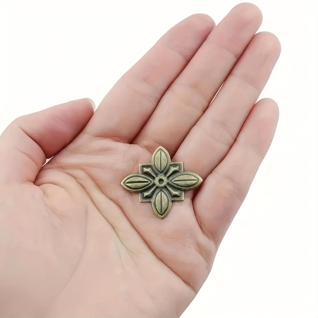 50 Sätze Viereckiges Eisenblech Blumenflicken mit Ziernägeln Set, Holzkisten-Eckstücke, Retro-Innendekoration Sofa-Möbel Tür