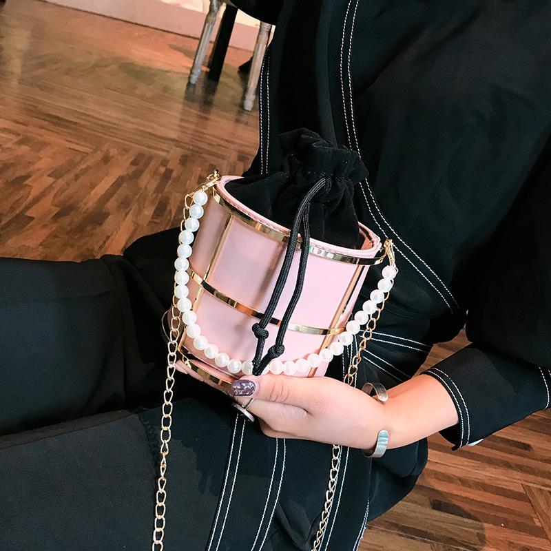 

New personalized portable dinner bag bucket hollow bag chain pearl shoulder bag European American style bird cage bag. рожевий