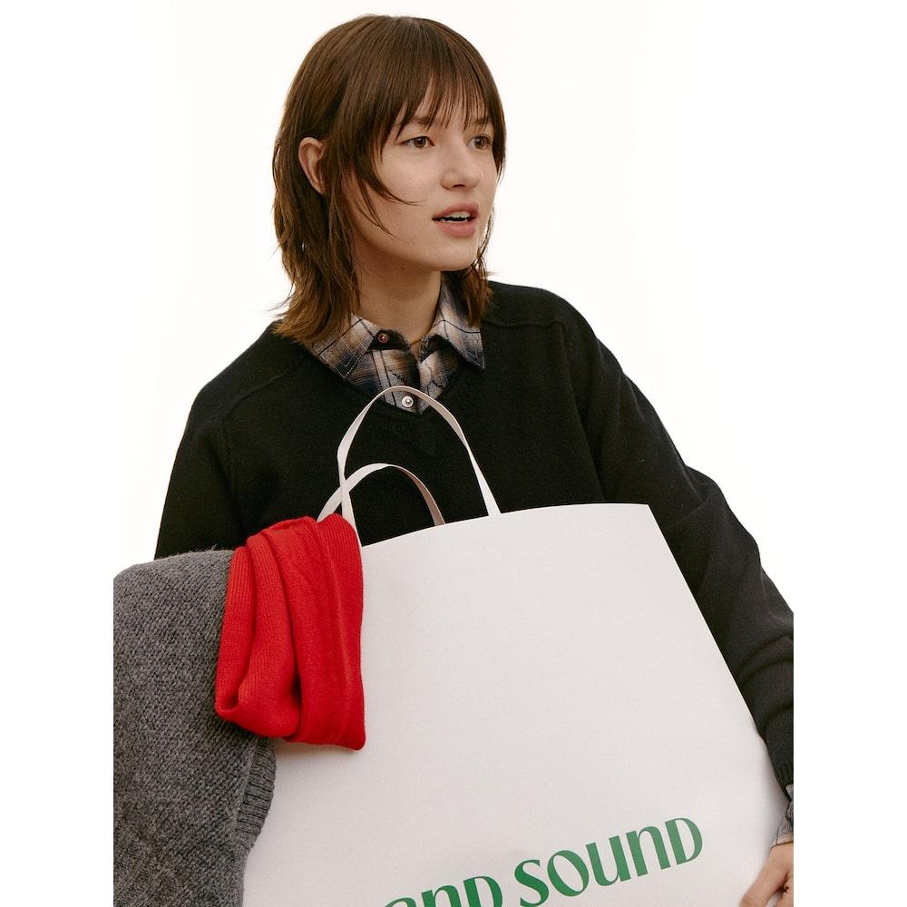 Saendeusaundeu (Unisex) Soft Touch Wool V-Neck Sweater Black