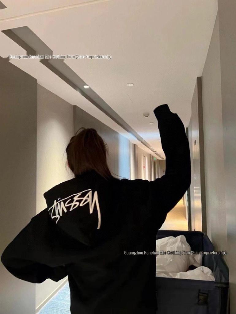 Sudadera con Aplicación Trasera SS23: Nuevo Gorro con Cremallera Retro de Alta Calle con Logo Bordado