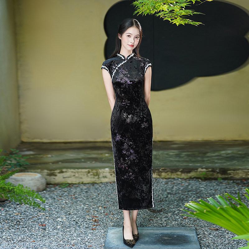Siyah kadife kolsuz ulusal tarz yeni Çin Suzhou uzun sonbahar cheongsam geliştirilmiş genç kadın yüksek kaliteli elbise