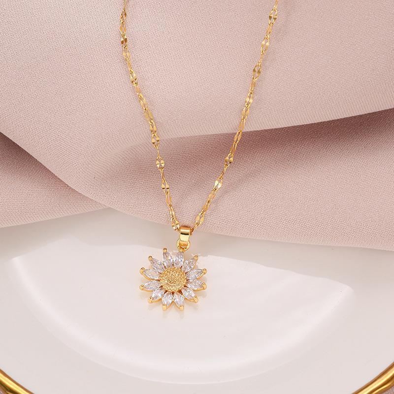 Daisy Pendant Titanium Steel Necklace: Women's Retro Flower Sweater Chain - Light Luxury Niche Accessory