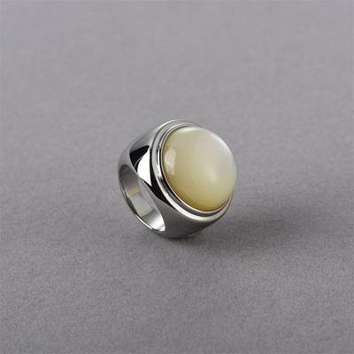 Runder Weißer Fritillary Ring mit breiter Oberfläche für Damen, leichter Luxus, Nischen-Design, High-End Retro, Kaltes Temperament
