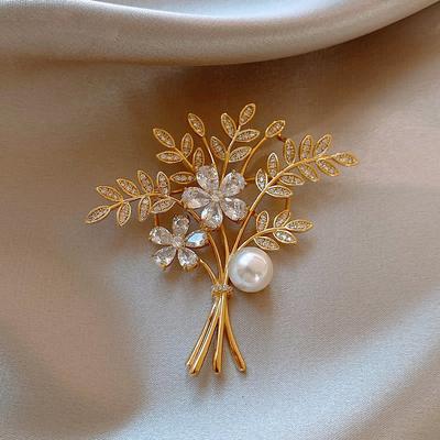 Spilla Fiore Foglia e Perla Una Spilla da Donna di Nicchia e Elegante di Alta Gamma