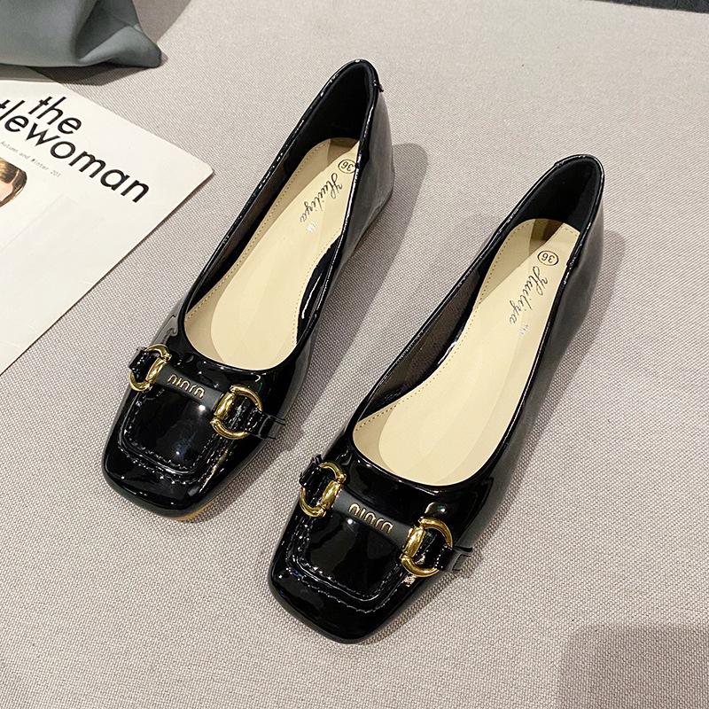 D 2123-6 patent leather square head shallow mouth single shoes 2025 new spring metal buckle temperament versatile soft sole women's shoes