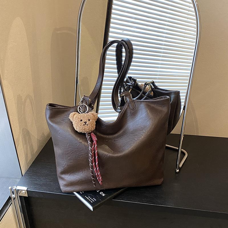 Large-capacity retro bag women's autumn and winter 2025 new versatile simple shoulder bag popular commuter tote bag this year