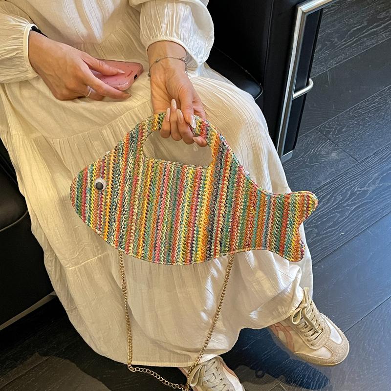 Cute Fish Shape Straw Clutch Bag for Women Handheld Woven Summer Beach Purse with Chain Strap Multicolor Hollow Weave Vacation Party Mini Handbag