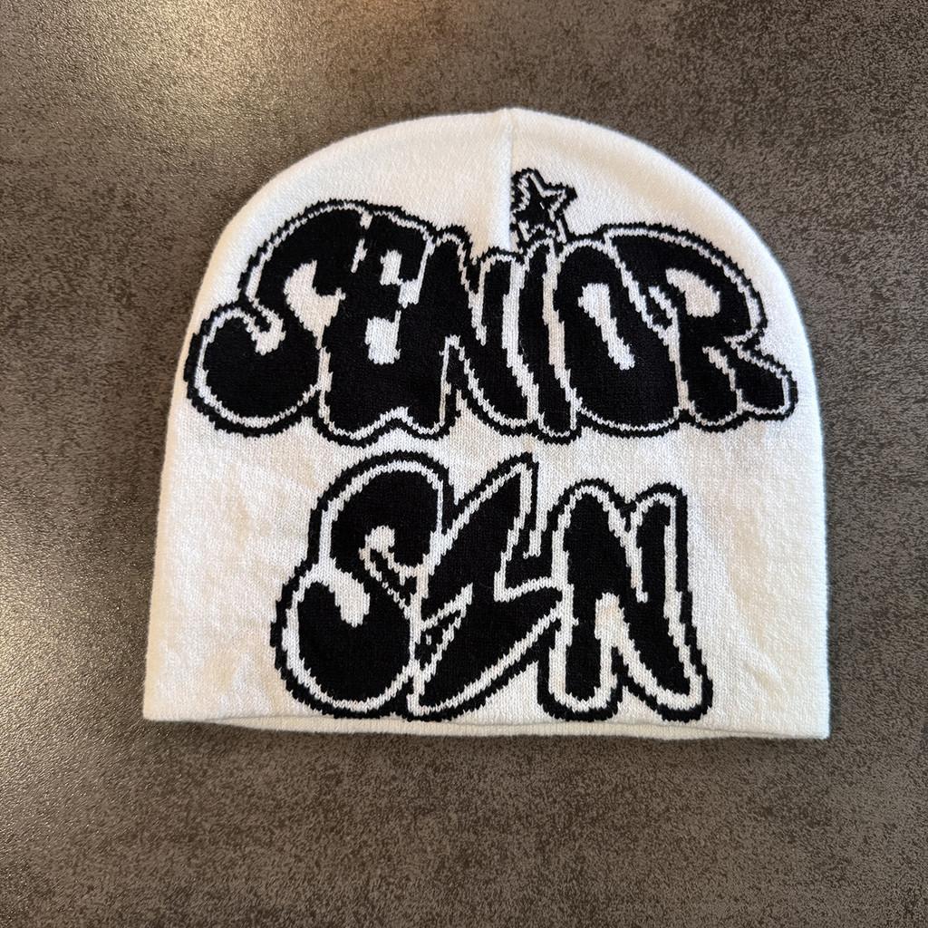 

Модная вязаная шапка с вышивкой в виде букв для подростков, для ношения в осенний сезон белый