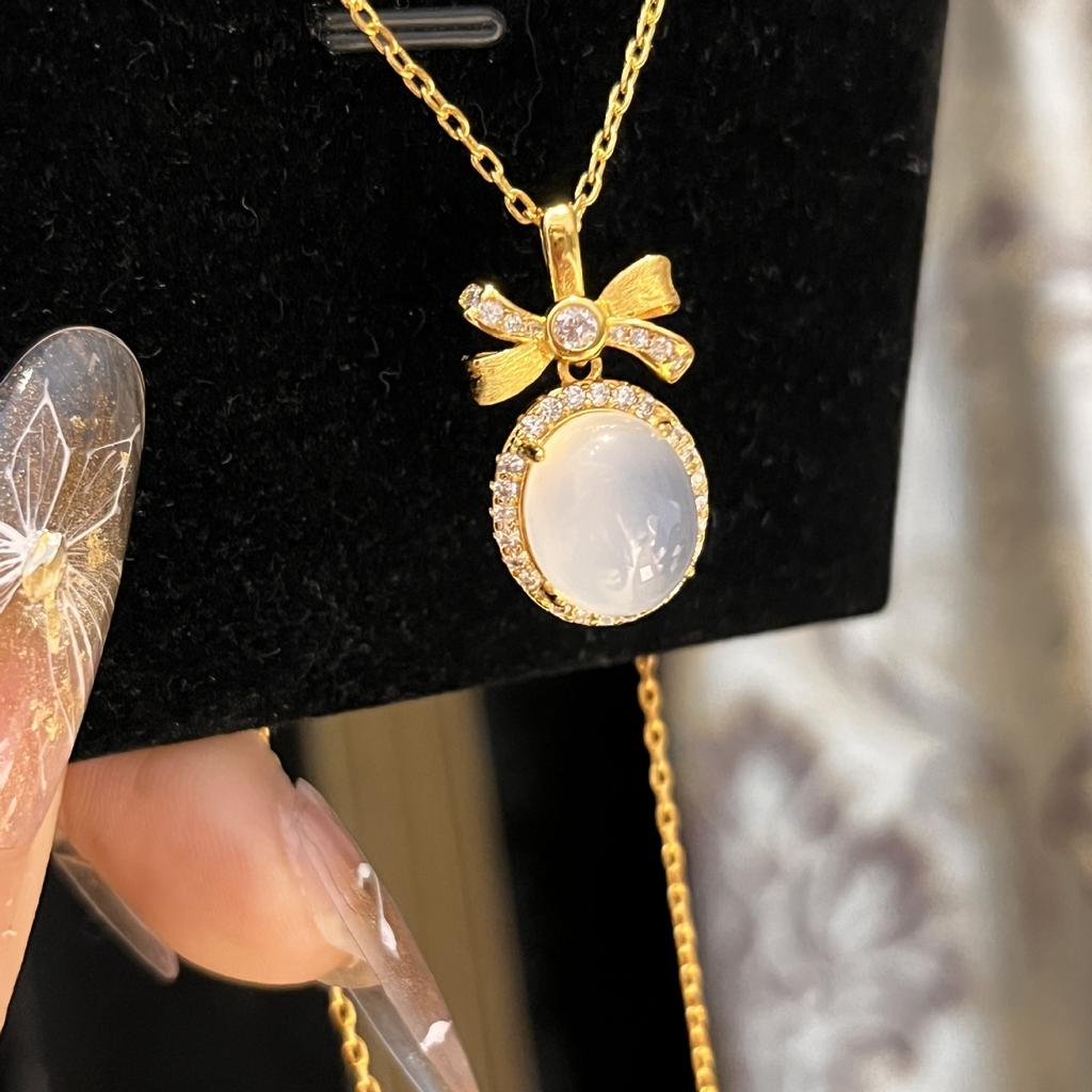 Księżniczka w Ucieczce Naturalny Wysoki Lód Chalcedon Jajko Gołębia Twarz Wisiorek z Kokardką Naszyjnik Lekki Luksus Kłódka 20