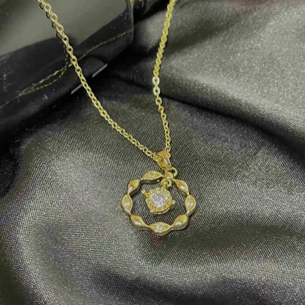 New Smart Plum Blossom Pendant Necklace with Simple and Stylish Collarbone Chain