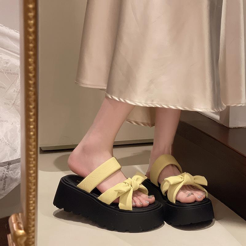 Cool Pantoletten mit dicker Sohle und Höhenverstärkung für Damen-Sommerbekleidung mit Röcken 2025 Sommer neue High-End silberne Mode Strandschuhe